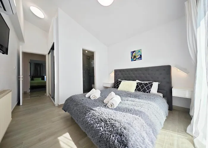 Vila Sunrise First Line In *