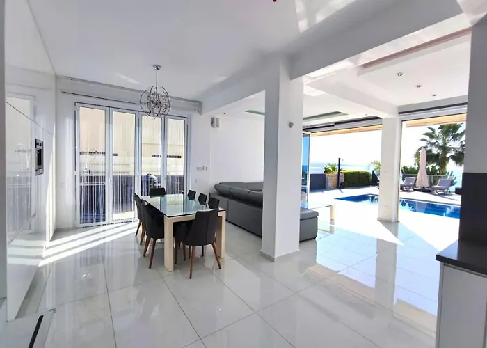 Vila Sunrise First Line In *